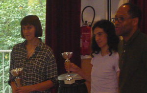 Une récompense pour les meilleures dames:  à gauche : Anne REVERDY du club de Bourges 5 ème de la Promotion B, à ses côtés : Linda ZEGGAGH du damier de Drancy  qui termine 8 ème de la Promotion A.