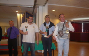 Série Excellence : 1er Daniel ROUGET du club de Bourg-en-Bresse (à droite), 2 ème (au centre) Jean-Paul PLANTIN du club de Pelves (LRNP) et 3 ème Alan VILLAEYS (à gauche) du club de Wattrelos (LRNP)