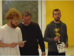 Serge Minaux remet les récompenses à Sébastien Duplouy (à droite) et Anastase Leclerc (à gauche)